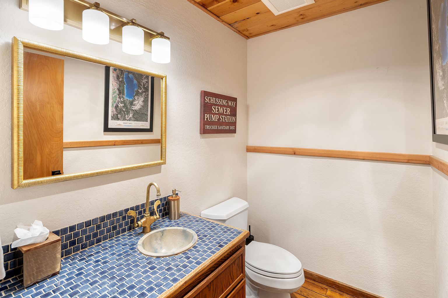 Bathroom or living detail